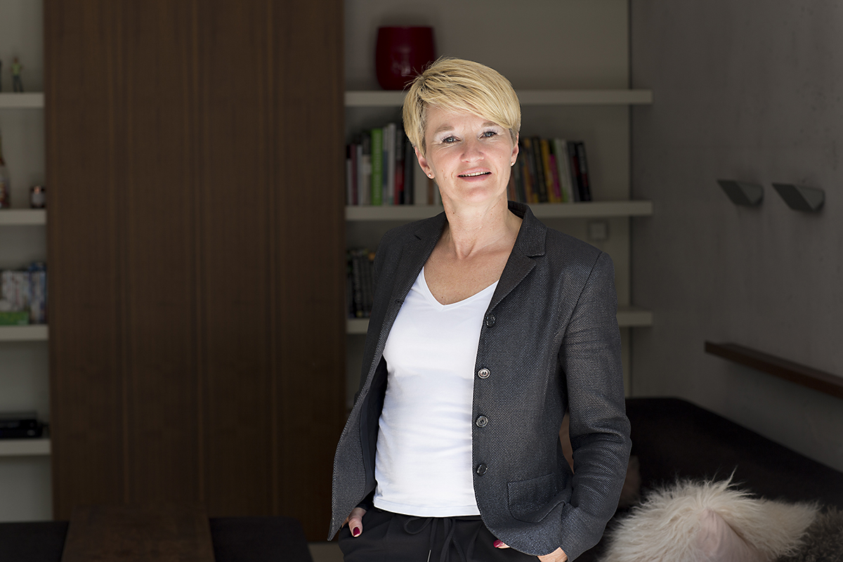 Auf dem Foto sieht man Conny Klaas von der Sichtbarkeitswerkstatt in Idstein. Sie bietet Webdesign für Coaches, Berater und Dienstleister an.