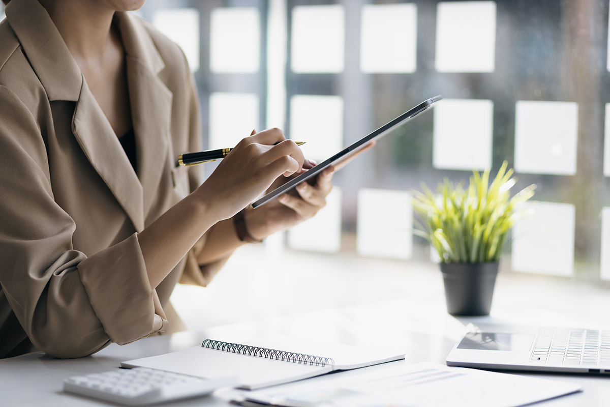 Website erstellen lassen: Kosten im Überblick Selbständige Frau informiert sich über die Kosten, wenn sie eine Website erstellen lassen will