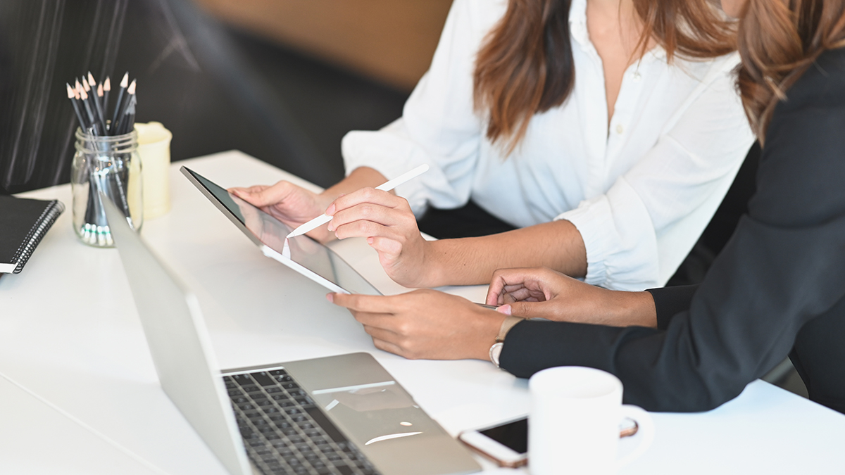 Website planen: Eine Webdesignerin plant in drei Schritten die Gestaltung einer Website